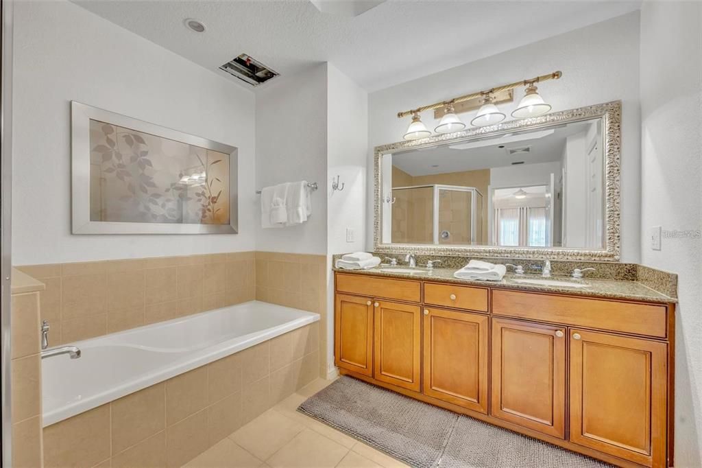 En Venta: $295,800 (3 camas, 3 baños, 1630 Pies cuadrados)