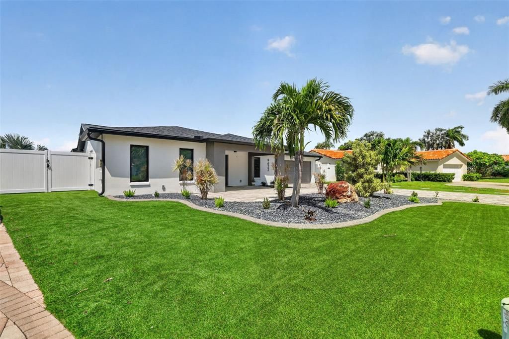 Active With Contract: $935,000 (3 beds, 2 baths, 1960 Square Feet)