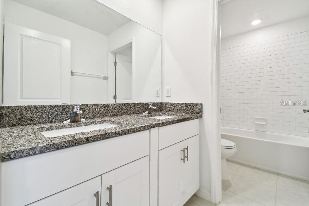 En Renta: $2,400 (5 camas, 2 baños, 2215 Pies cuadrados)
