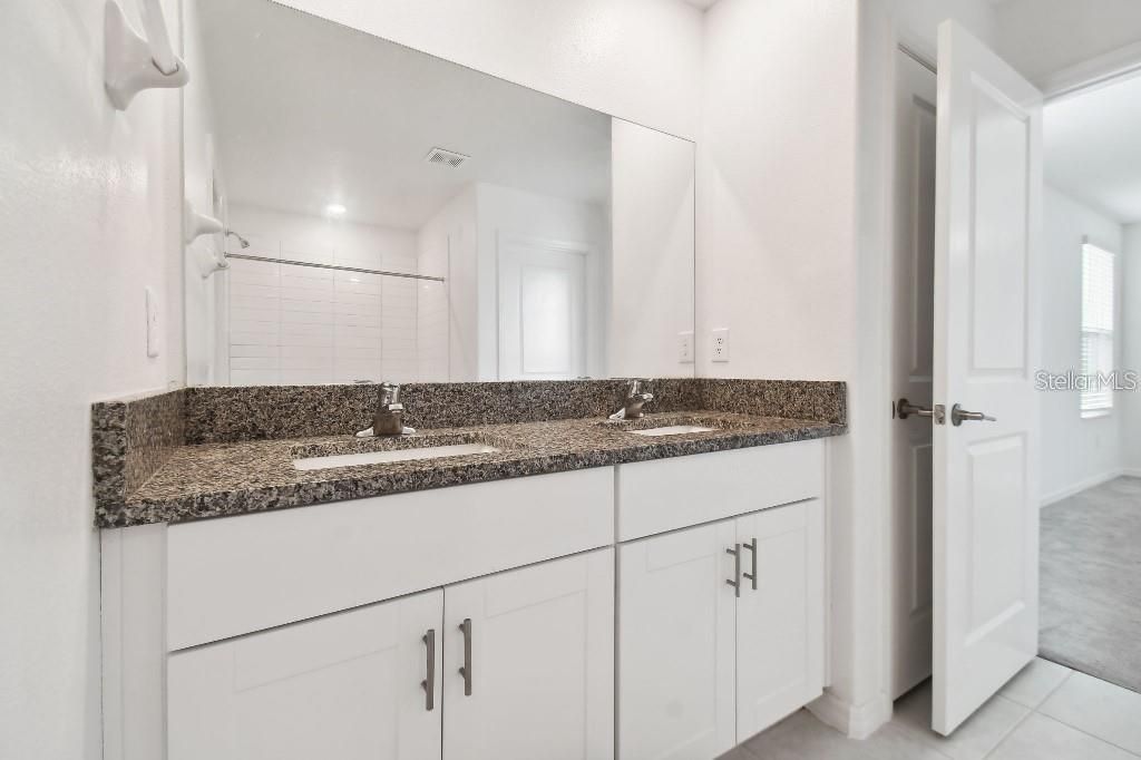 En Renta: $2,400 (5 camas, 2 baños, 2215 Pies cuadrados)