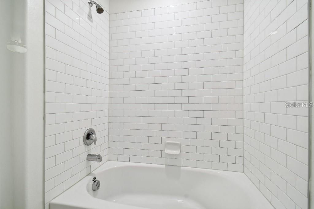 En Renta: $2,400 (5 camas, 2 baños, 2215 Pies cuadrados)