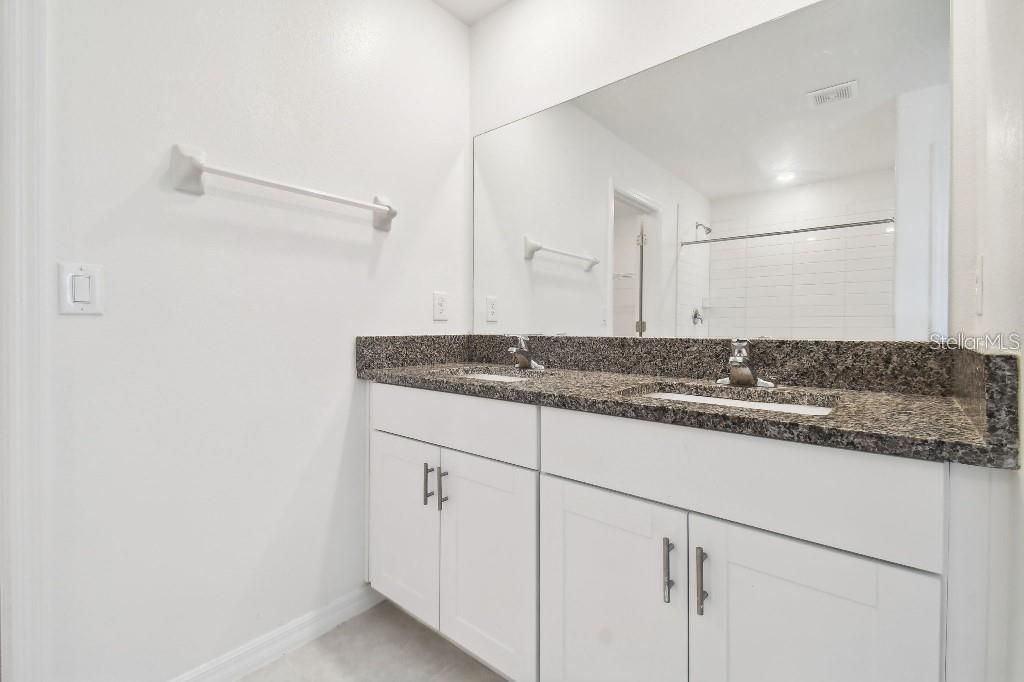 En Renta: $2,400 (5 camas, 2 baños, 2215 Pies cuadrados)