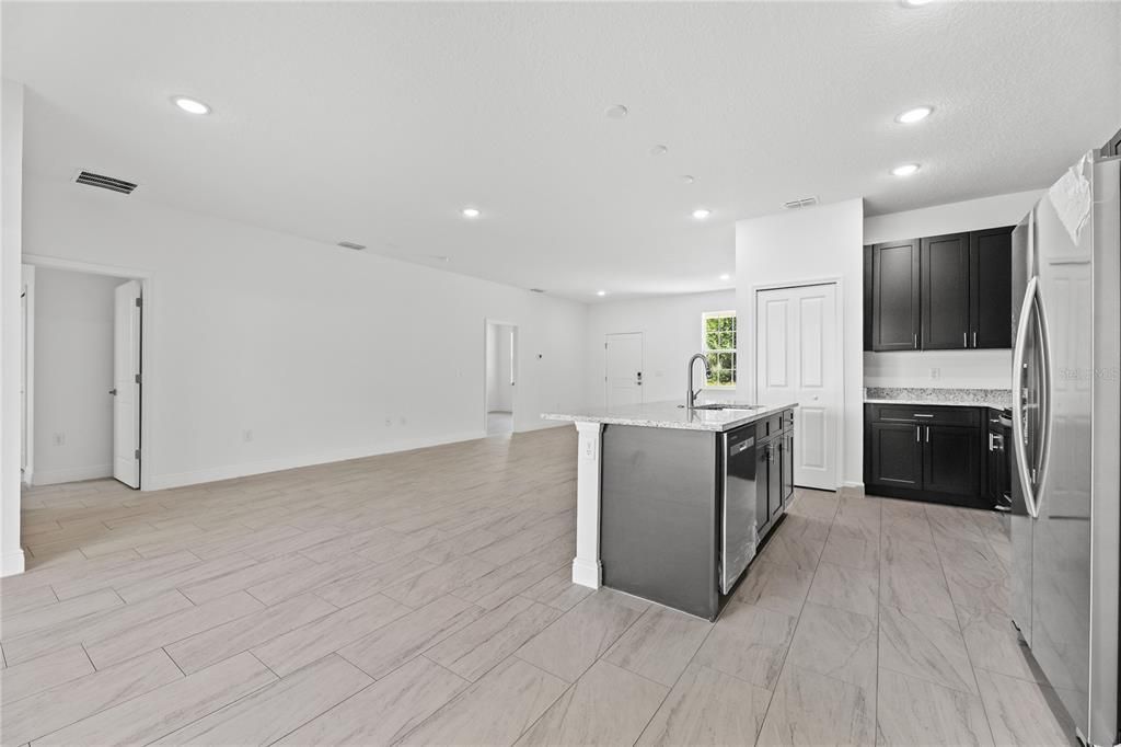 En Venta: $305,000 (4 camas, 3 baños, 1827 Pies cuadrados)