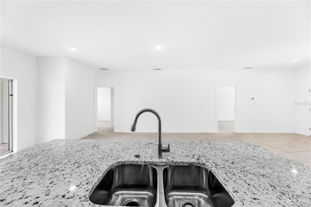 En Venta: $305,000 (4 camas, 3 baños, 1827 Pies cuadrados)
