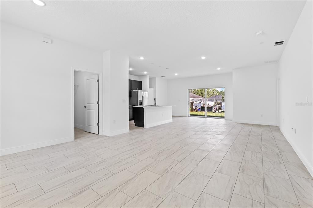 En Venta: $305,000 (4 camas, 3 baños, 1827 Pies cuadrados)