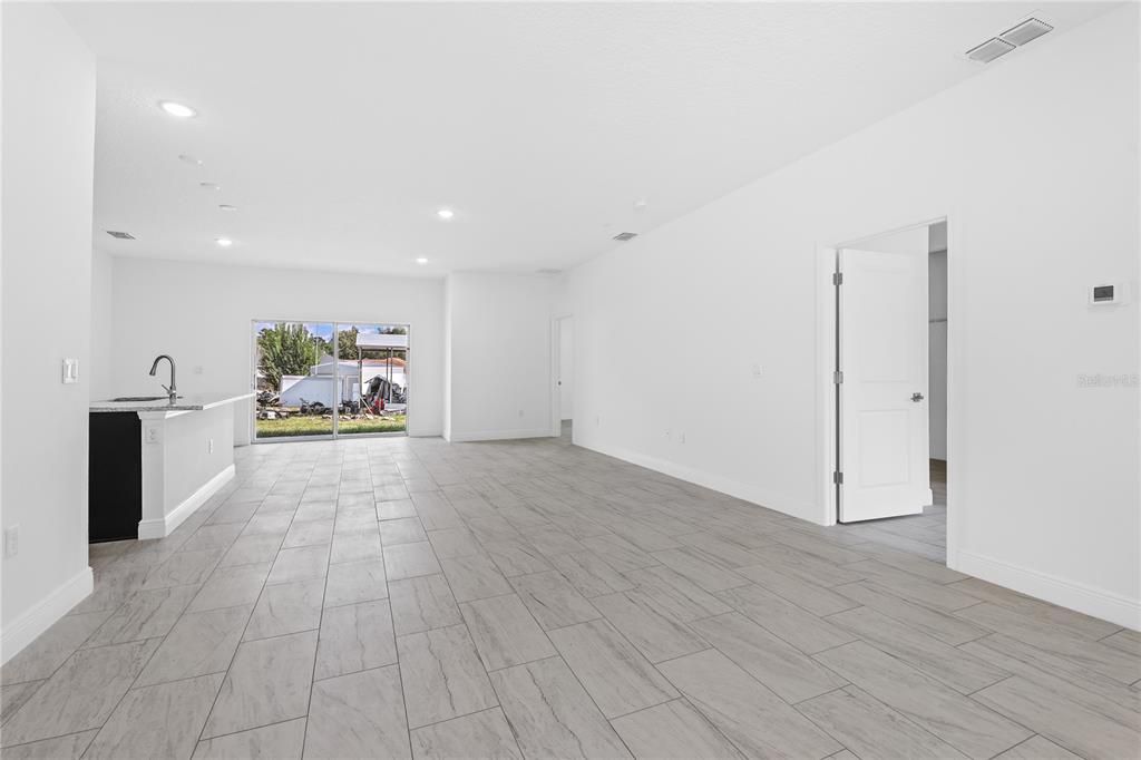 En Venta: $305,000 (4 camas, 3 baños, 1827 Pies cuadrados)