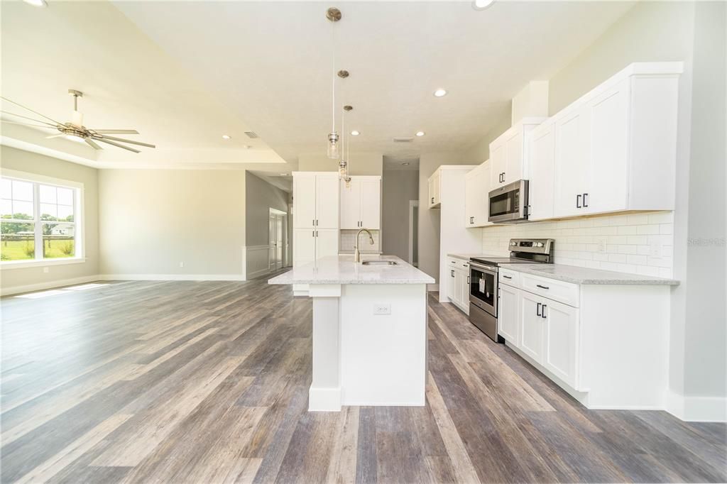 En Venta: $525,000 (4 camas, 2 baños, 2101 Pies cuadrados)