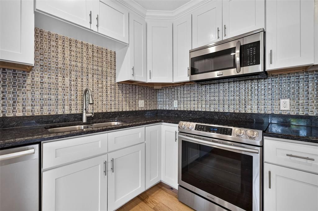 Activo con contrato: $750,000 (3 camas, 3 baños, 1926 Pies cuadrados)