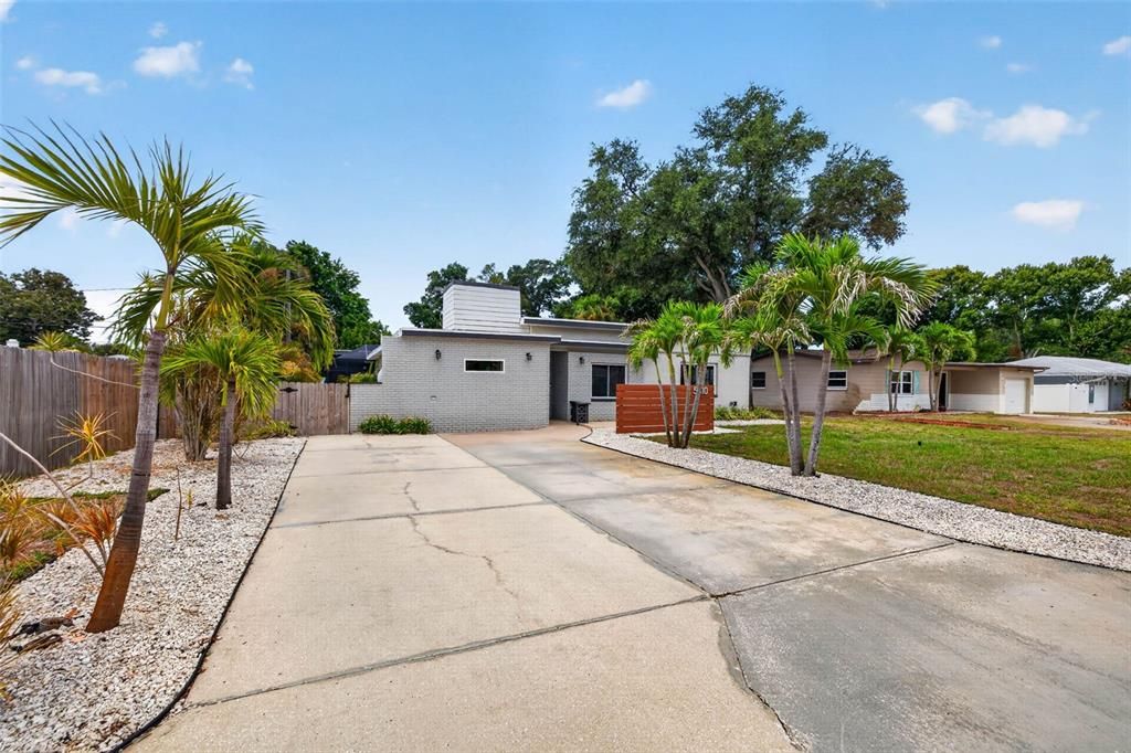 Activo con contrato: $750,000 (3 camas, 3 baños, 1926 Pies cuadrados)