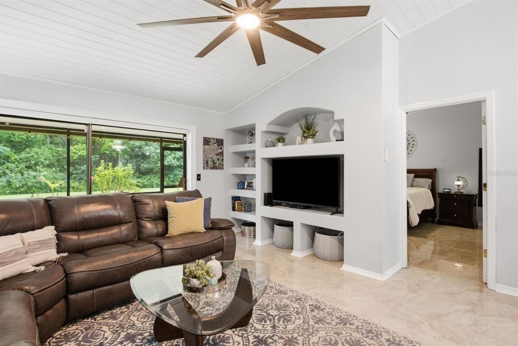 For Sale: $445,000 (2 beds, 2 baths, 1375 Square Feet)