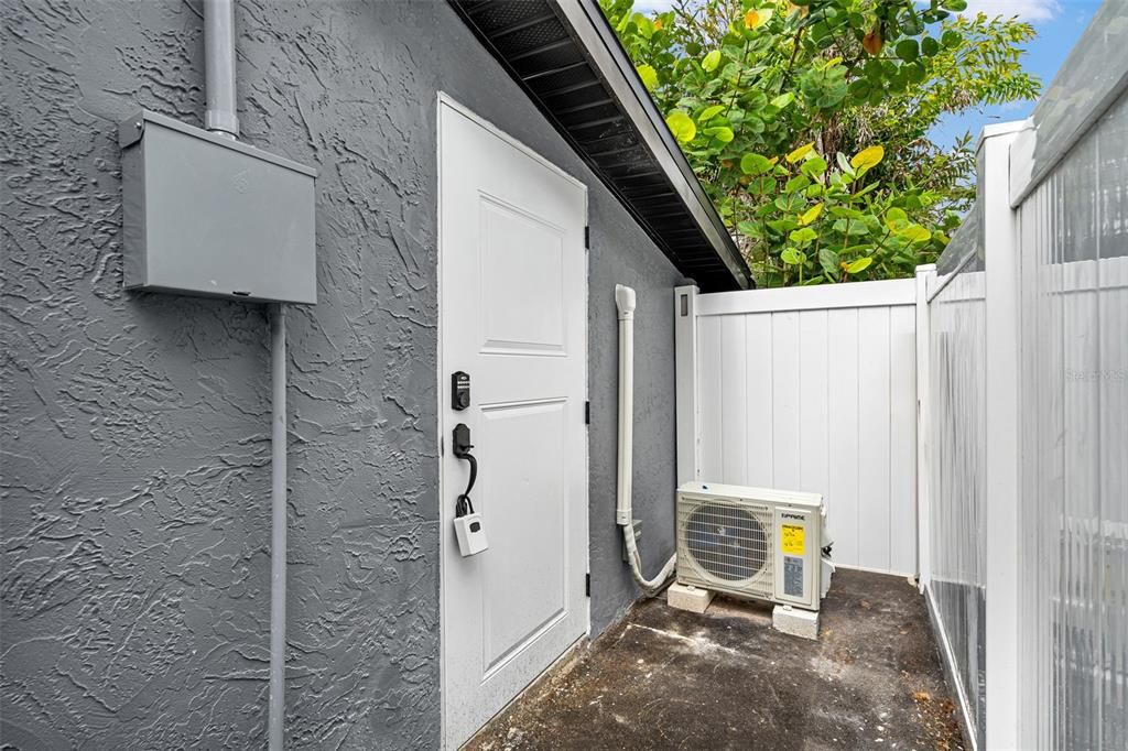 For Sale: $735,000 (5 beds, 5 baths, 1983 Square Feet)