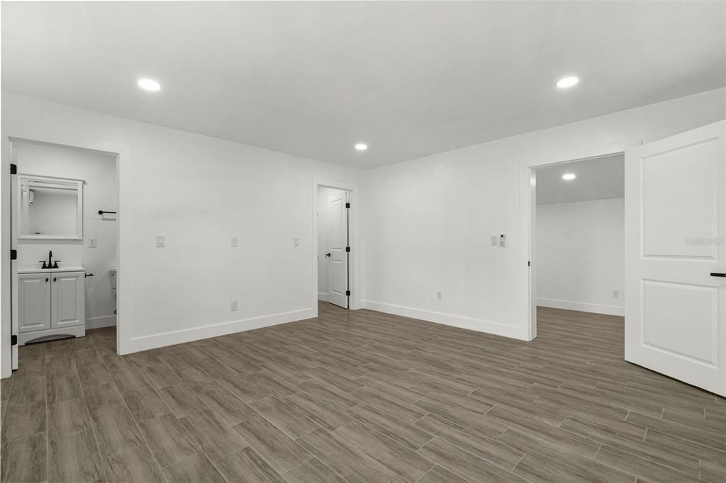 For Sale: $735,000 (5 beds, 5 baths, 1983 Square Feet)