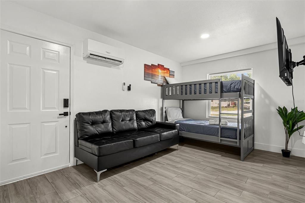 For Sale: $735,000 (5 beds, 5 baths, 1983 Square Feet)
