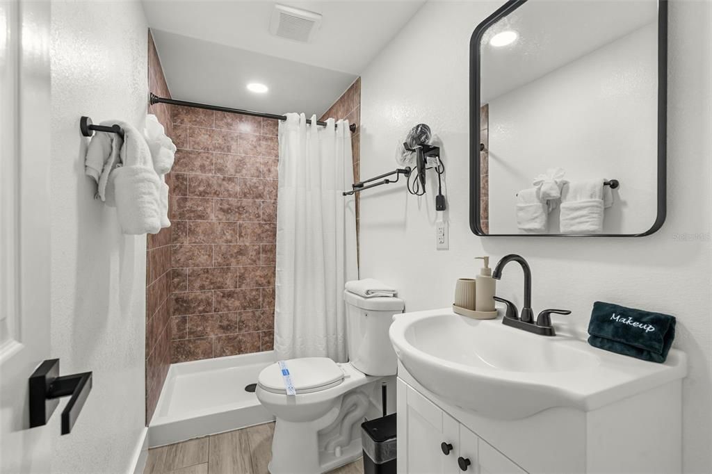 For Sale: $735,000 (5 beds, 5 baths, 1983 Square Feet)