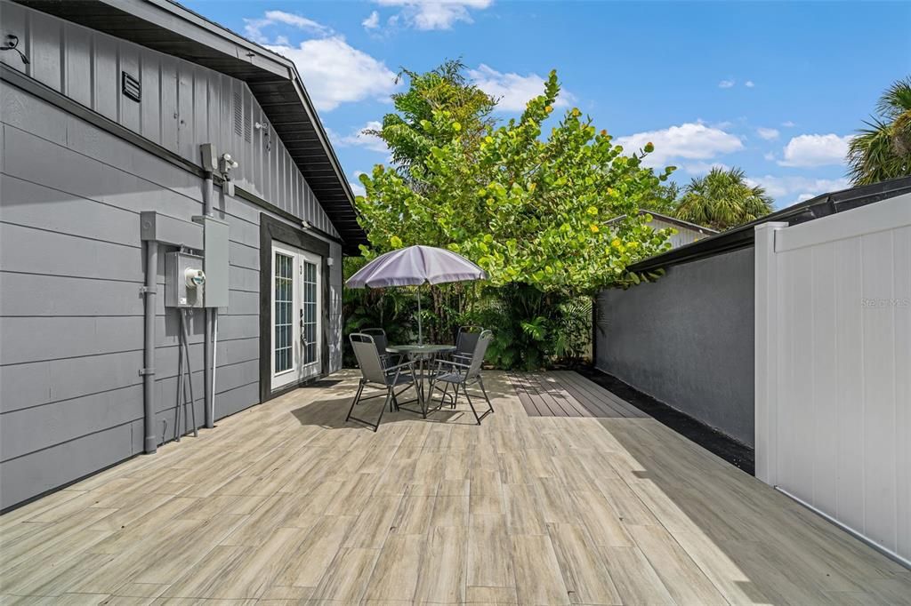For Sale: $735,000 (5 beds, 5 baths, 1983 Square Feet)