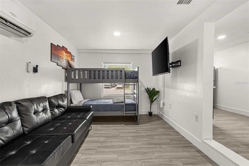 For Sale: $735,000 (5 beds, 5 baths, 1983 Square Feet)