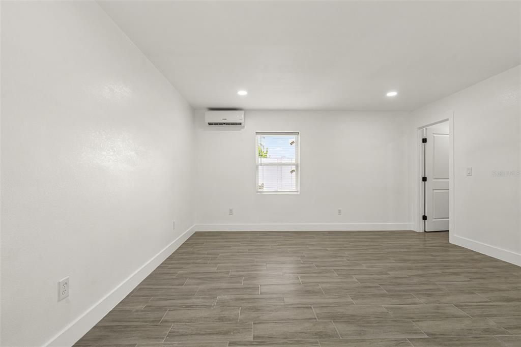 For Sale: $735,000 (5 beds, 5 baths, 1983 Square Feet)