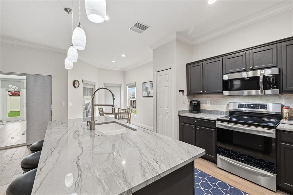 For Sale: $399,900 (3 beds, 2 baths, 1923 Square Feet)