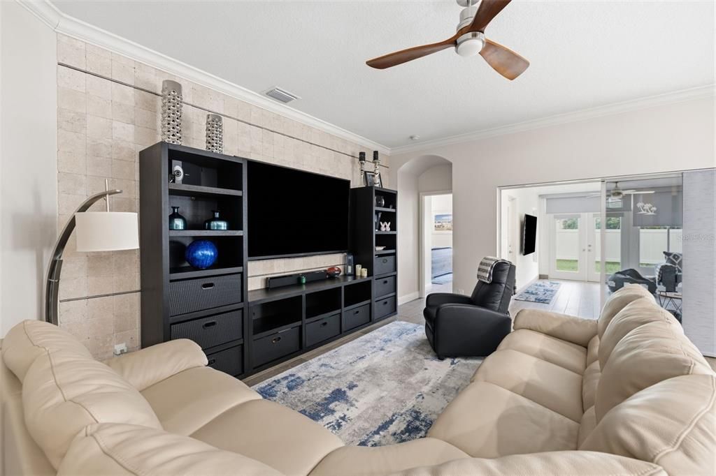 For Sale: $399,900 (3 beds, 2 baths, 1923 Square Feet)