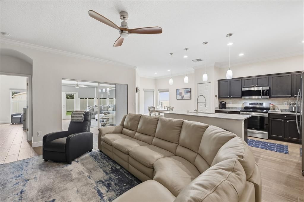 For Sale: $399,900 (3 beds, 2 baths, 1923 Square Feet)