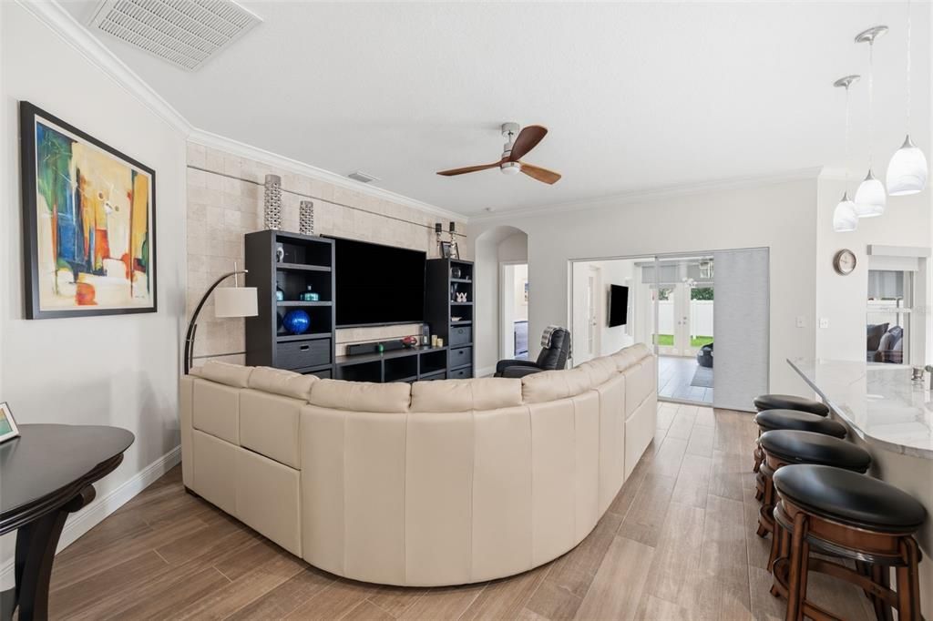 For Sale: $399,900 (3 beds, 2 baths, 1923 Square Feet)