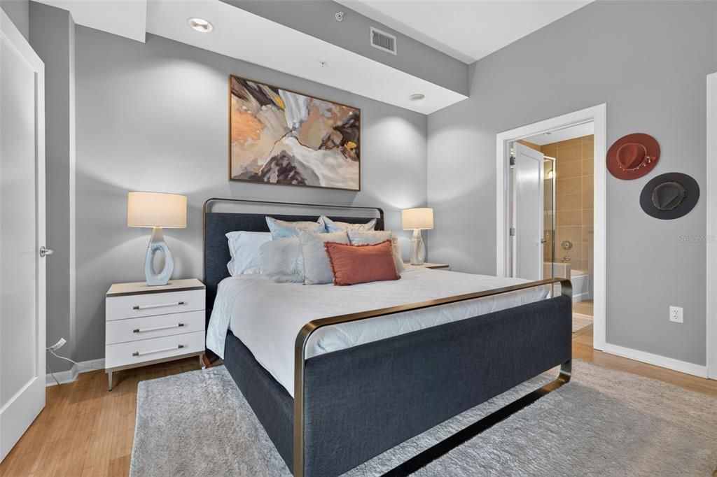 For Sale: $615,000 (1 beds, 1 baths, 1055 Square Feet)