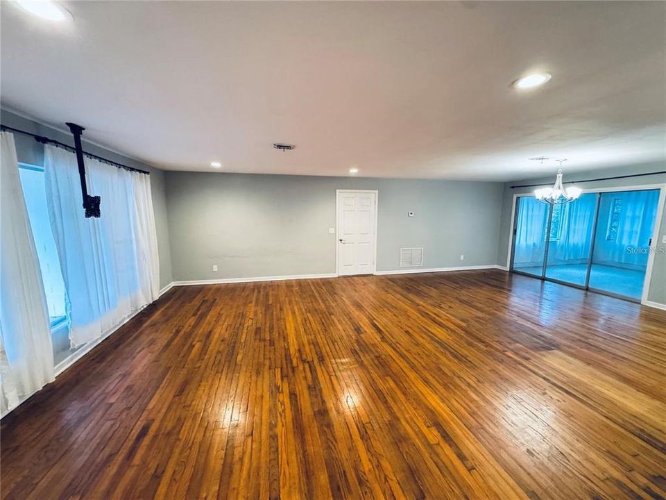 For Rent: $1,895 (3 beds, 3 baths, 2376 Square Feet)