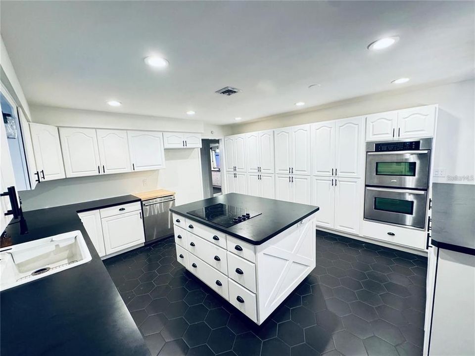 For Rent: $1,895 (3 beds, 3 baths, 2376 Square Feet)