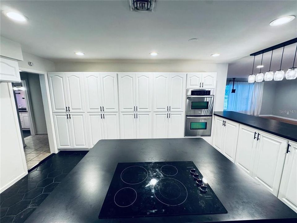 For Rent: $1,895 (3 beds, 3 baths, 2376 Square Feet)