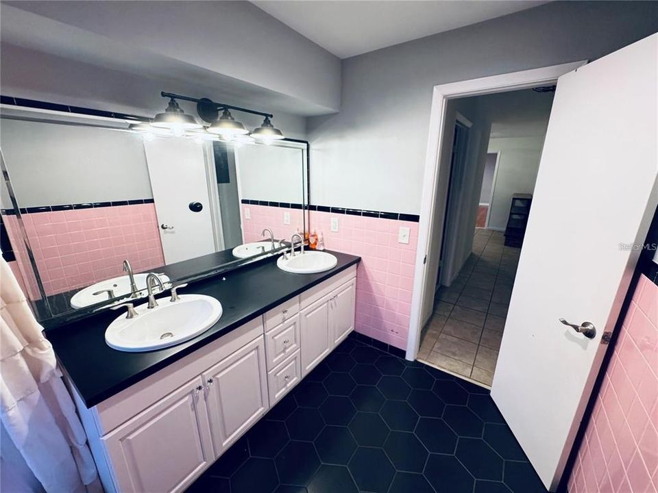 For Rent: $1,895 (3 beds, 3 baths, 2376 Square Feet)
