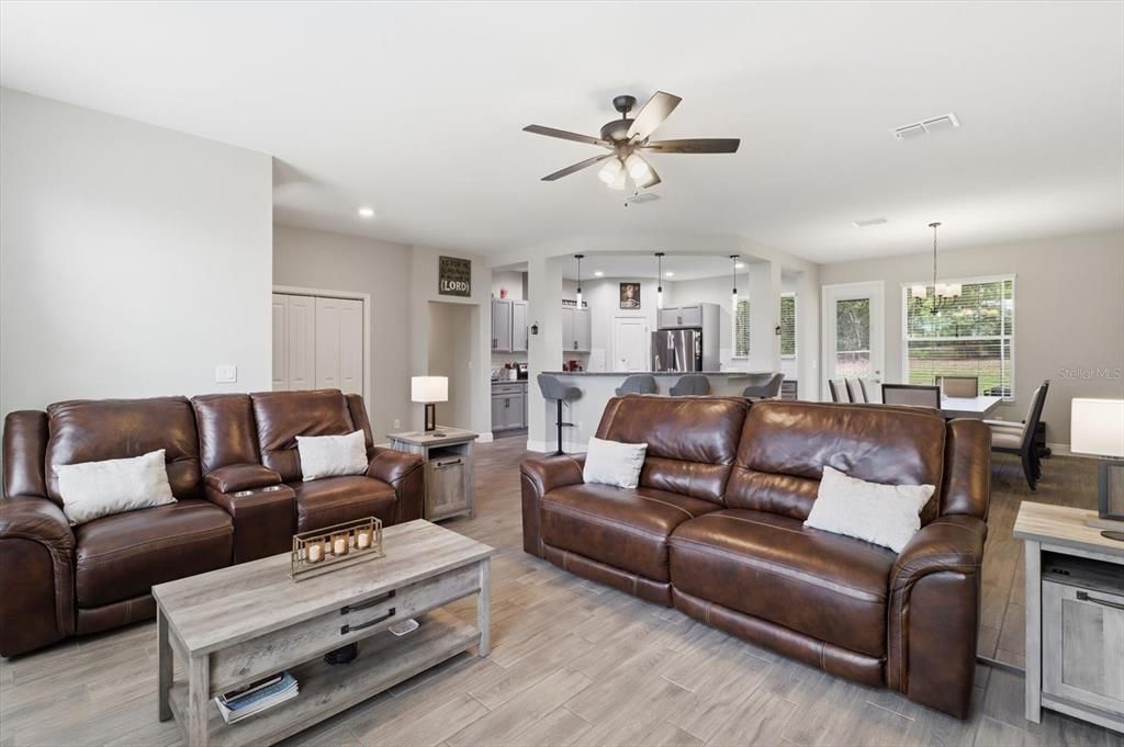 For Sale: $449,000 (3 beds, 2 baths, 1829 Square Feet)