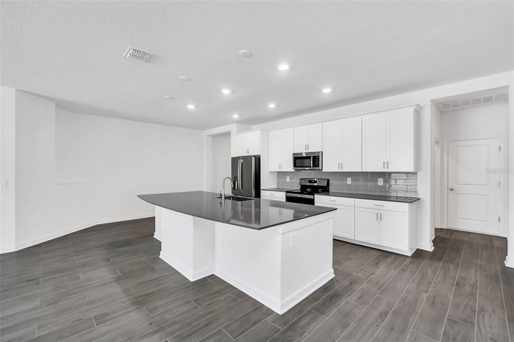 For Rent: $3,100 (4 beds, 3 baths, 2911 Square Feet)