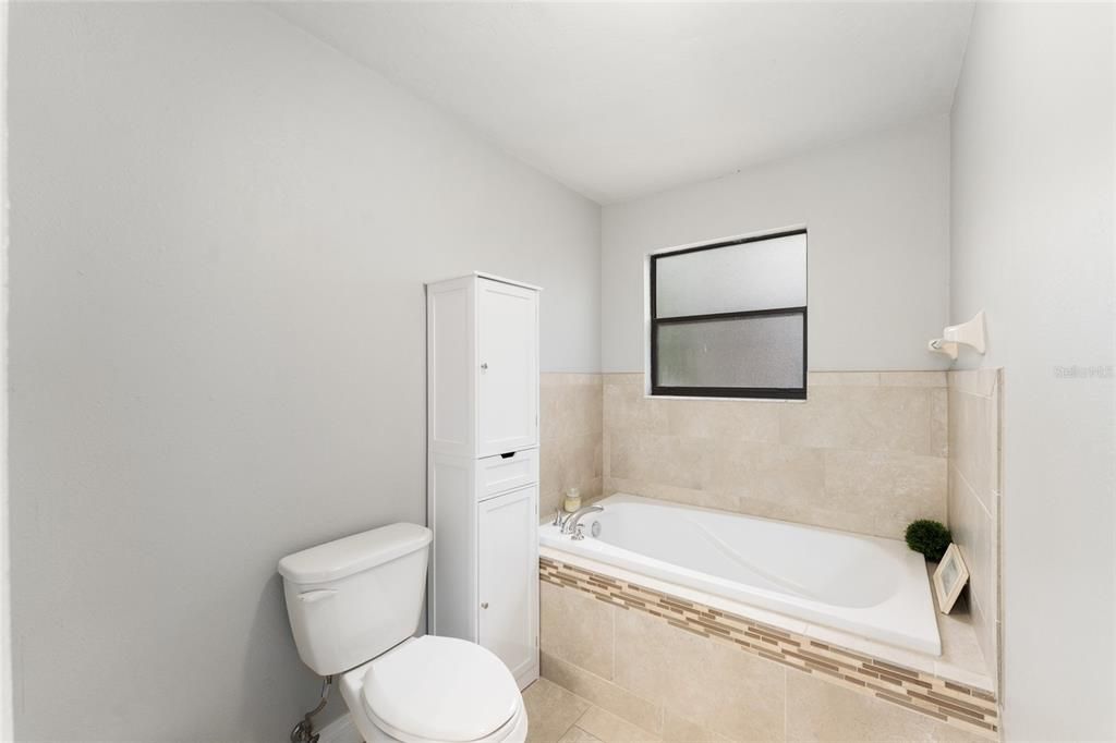 En Venta: $445,000 (4 camas, 2 baños, 2122 Pies cuadrados)