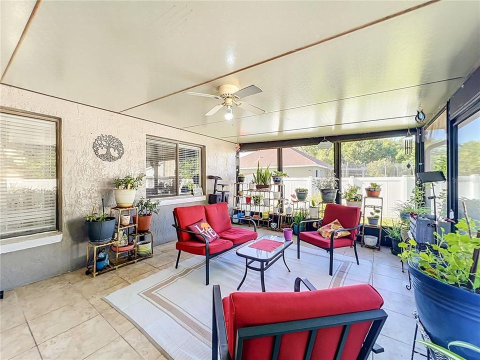 Activo con contrato: $395,000 (3 camas, 2 baños, 1463 Pies cuadrados)