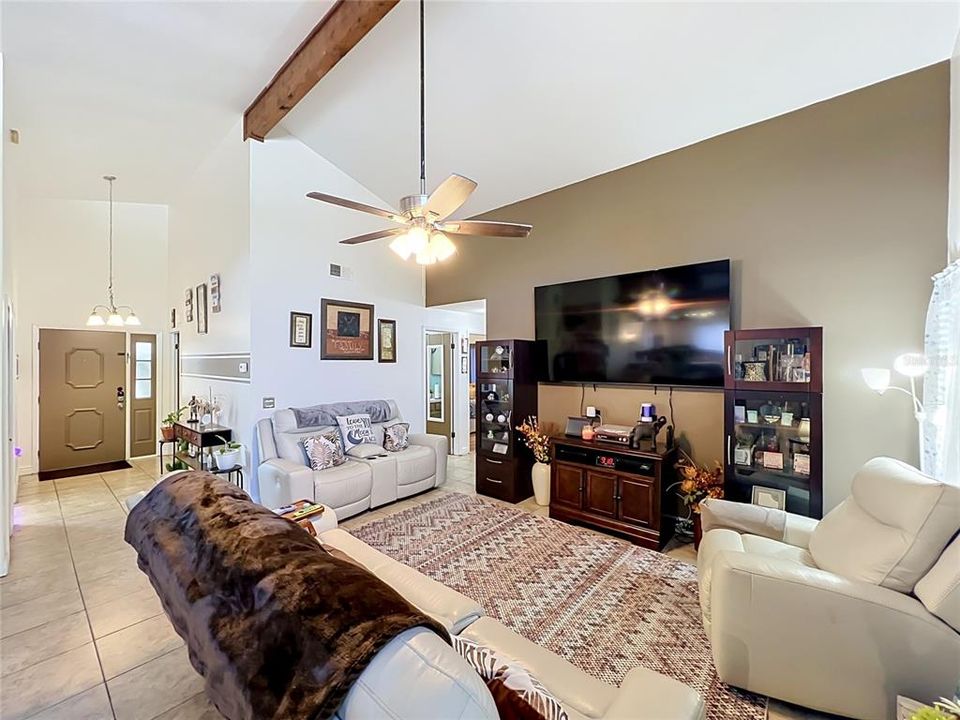 Activo con contrato: $395,000 (3 camas, 2 baños, 1463 Pies cuadrados)