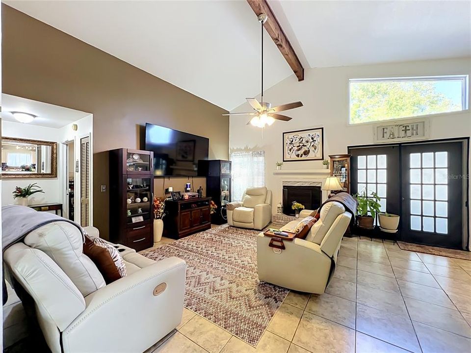 Activo con contrato: $395,000 (3 camas, 2 baños, 1463 Pies cuadrados)