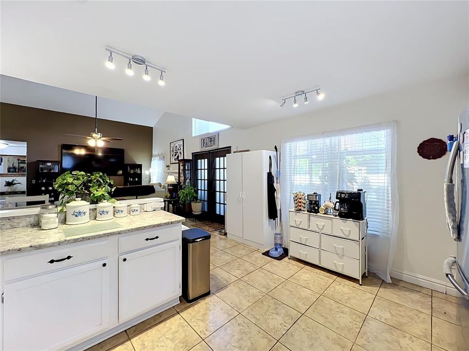 Activo con contrato: $395,000 (3 camas, 2 baños, 1463 Pies cuadrados)