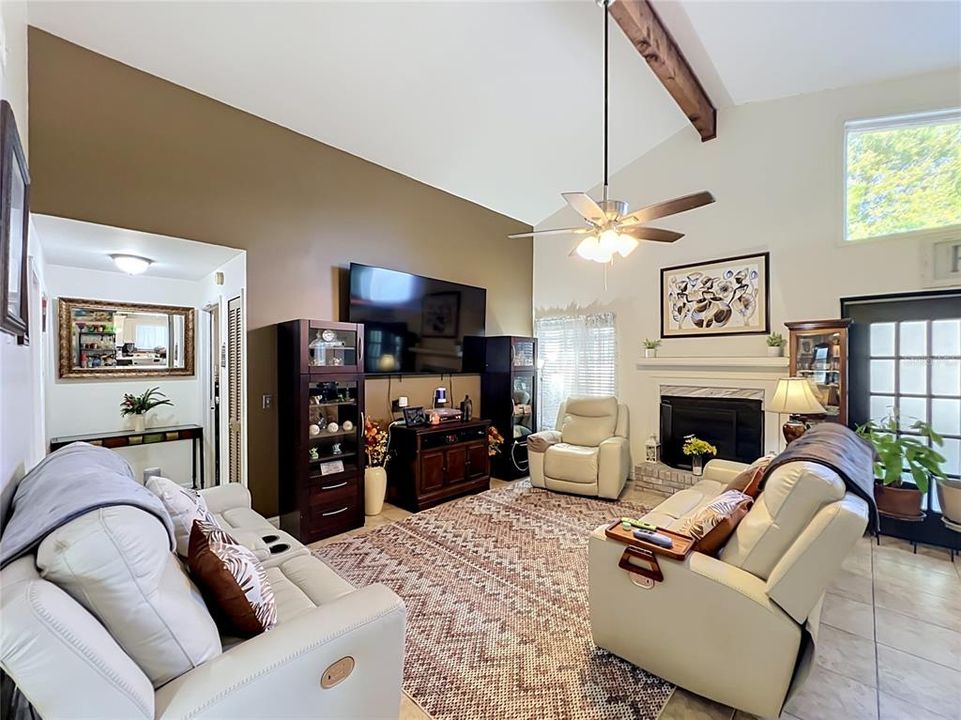Activo con contrato: $395,000 (3 camas, 2 baños, 1463 Pies cuadrados)