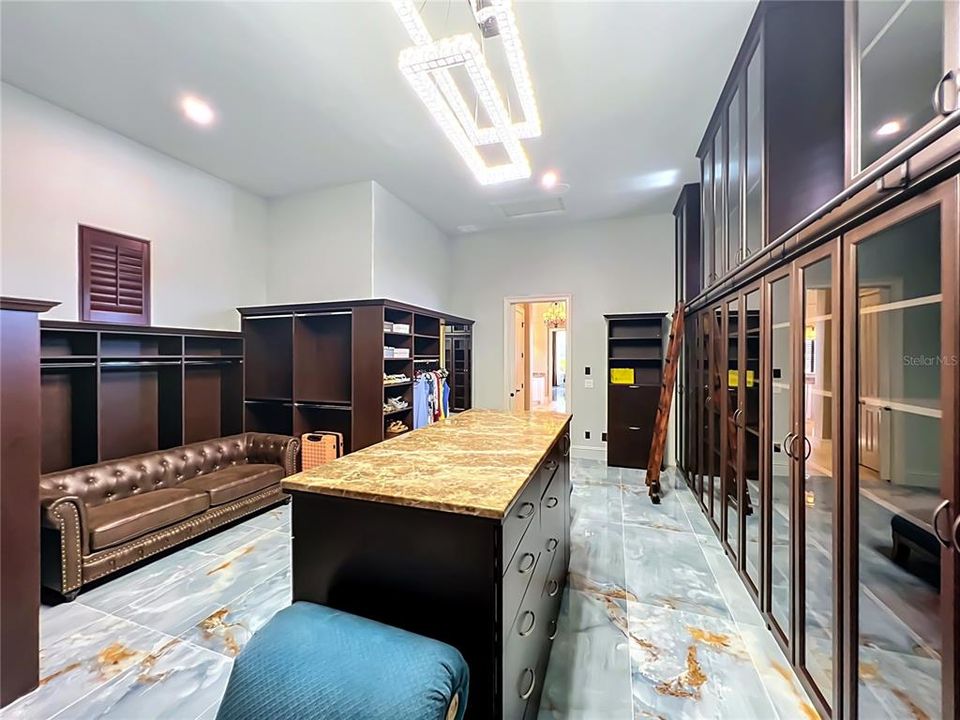 En Venta: $2,425,000 (5 camas, 4 baños, 5660 Pies cuadrados)