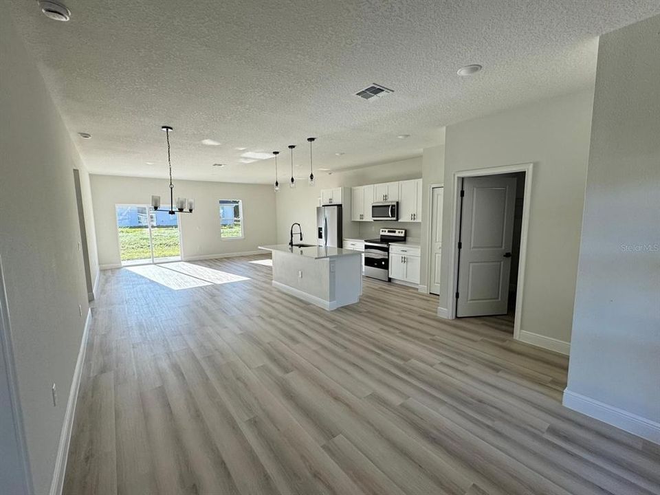 For Sale: $284,000 (4 beds, 2 baths, 1833 Square Feet)
