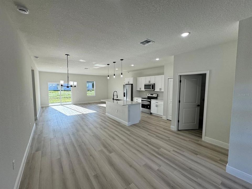 For Sale: $284,000 (4 beds, 2 baths, 1833 Square Feet)