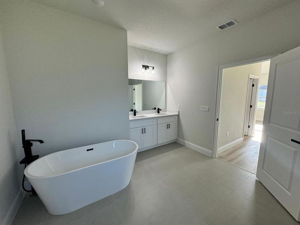 For Sale: $284,000 (4 beds, 2 baths, 1833 Square Feet)