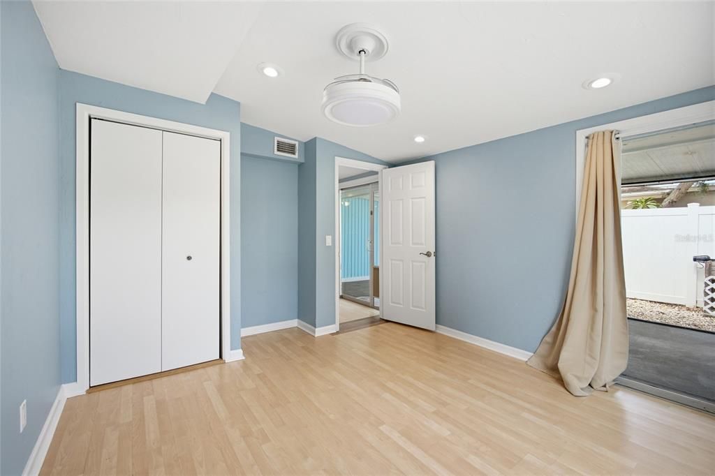 Activo con contrato: $299,000 (4 camas, 2 baños, 1687 Pies cuadrados)