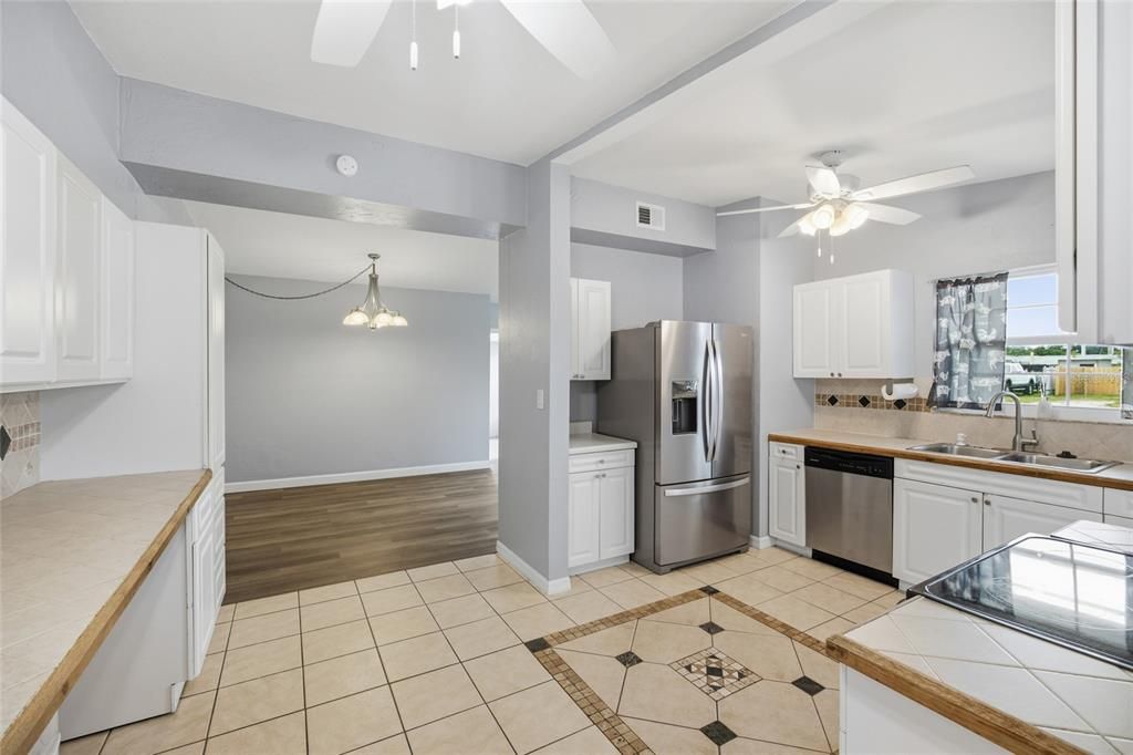 Activo con contrato: $299,000 (4 camas, 2 baños, 1687 Pies cuadrados)