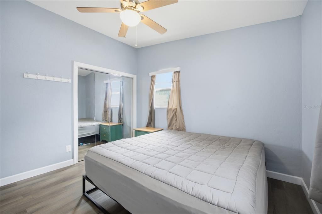 Activo con contrato: $299,000 (4 camas, 2 baños, 1687 Pies cuadrados)