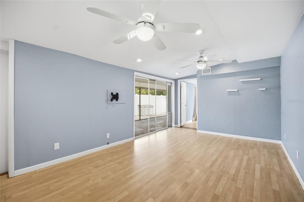 Activo con contrato: $299,000 (4 camas, 2 baños, 1687 Pies cuadrados)