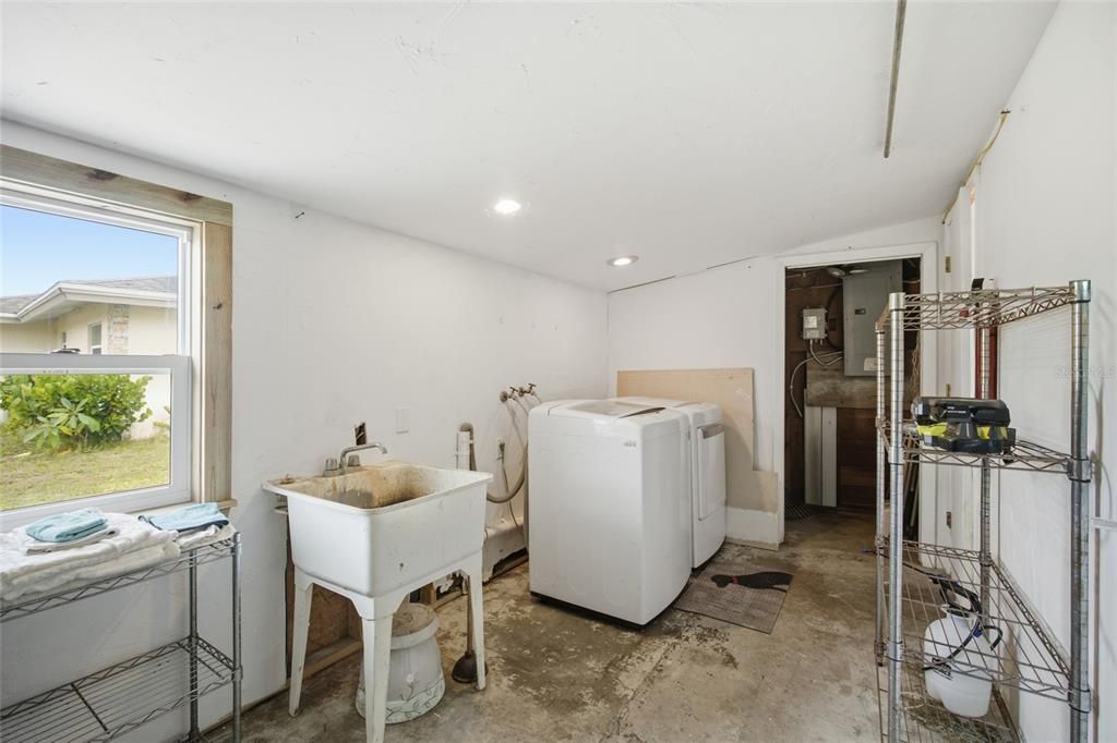 Activo con contrato: $299,000 (4 camas, 2 baños, 1687 Pies cuadrados)