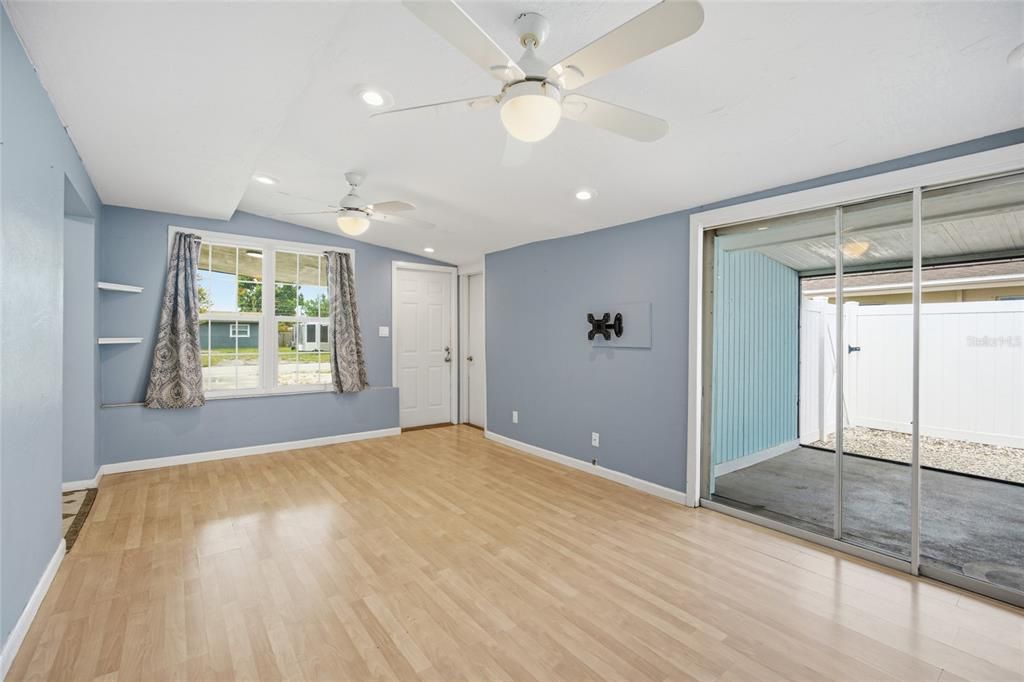 Activo con contrato: $299,000 (4 camas, 2 baños, 1687 Pies cuadrados)