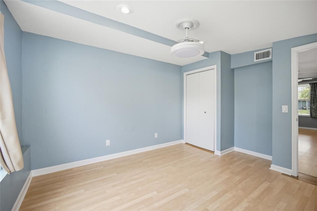Activo con contrato: $299,000 (4 camas, 2 baños, 1687 Pies cuadrados)