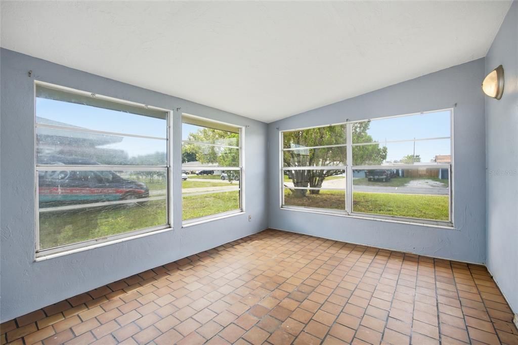 Activo con contrato: $299,000 (4 camas, 2 baños, 1687 Pies cuadrados)